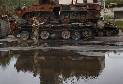Ukrainan sotilas käveli tuhotun venäläispanssarivaunun vieressä Lymanissa Donetskin alueella lokakuussa.