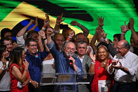Luiz Inacio Lula da Silva puhui voittonsa varmistuttua Sao Paulossa Brasiliassa 30. lokakuuta.