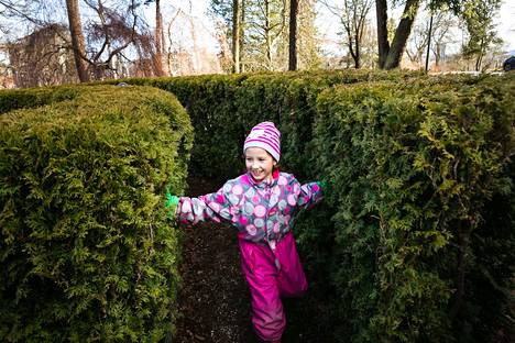Talvilomaansa aloittava 8-vuotias Lilja Ganchev Tampereen Rissosta kirmaili sunnuntaina Näsilinnan labyrintissä isoveljensä ja kaverinsa kanssa. Lomapäiviin oli luvassa ainakin mummun tapaamista ja Harry Potter -päivää.
