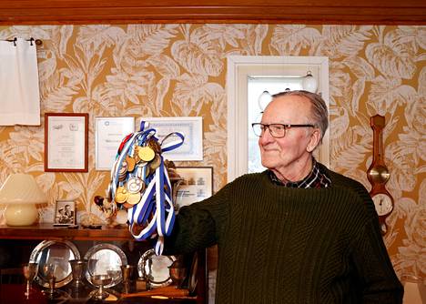 Matti Lehtosella riittää kotonaan mitaleja ja palkintoja, jotka muistuttavat satakuntalaisittain täysin poikkeuksellisesta lentopallourasta: ”Lentopalloa tuli aikanaan pelattua jonkin verran”, Lehtonen sanoo vaatimattomana.