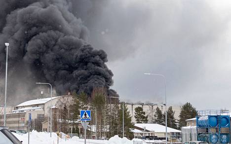 Vaasassa Strömberg Parkin tehdasalueella on suuri tulipalo.