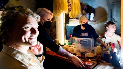 Näyttelijä Jere Riihinen on vieraillut Komediateatterin esityksissä kymmenen vuoden ajan. ”Komediateatteri on merkinnyt minulle todella paljon”, Riihinen kertoo samalla, kun Katri Haukijärvi maskeeraa häntä.