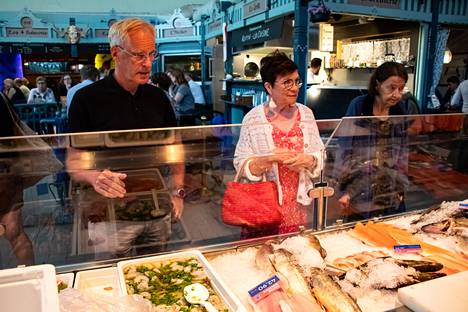 Eero ja Sirpa Virtanen hakevat usein kauppahallista kalaa, ja tällä kertaa he aikovat kokata lohikeittoa. Eero Virtasen mielestä lohen hinnan nouseminen ei tunnu pahalta, ja hän ei ole juurikaan kiinnittänyt asiaan huomiota.