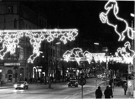 Valoviikkojen ikonisia hevos- ja karhukuvioita Hämeenkadulla vuonna 1968. Valoviikoista oltiin alkuaikoina kiinnostuneita muissakin suomalaisissa kaupungeissa ja esimerkiksi Helsinki olisi halunnut vuokrata Tampereelta valoja. Tapahtuma haluttiin kuitenkin ehdottomasti säilyttää vain tamperelaisena erikoisuutena.