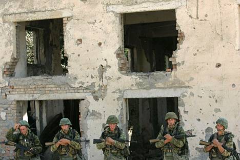 Britannian puolustusministeriön mukaan Venäjä järjestelee uudelleen yhteensä noin 1 200–2 000 Georgiassa ollutta sotilasta. Kuvassa venäläisiä sotilaita Georgiassa 6. elokuuta 2010. 