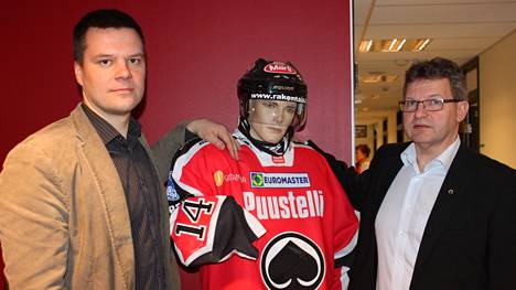 Sami Hautamäki (vasemmalla) on Ässien uusi toimitusjohtaja. Kuva keväältä 2013, kun Hautamäki työskenteli seurassa myyntijohtajana. Oikealla silloinen toimitusjohtaja Jukka Hirsimäki.