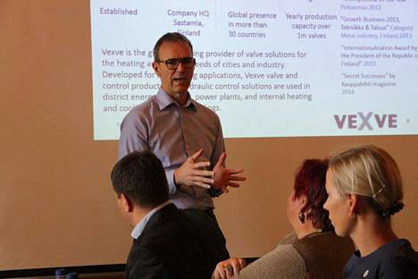 Vexven toimitusjohtajan Jussi Vanhasen mukaan teräksen roimasti noussut hinta pakottaa korottamaan Vexven tuotteiden hintoja. Tässä kuvassa Vanhanen puhuu Karkun Voimarinteellä vuonna 2018. 
