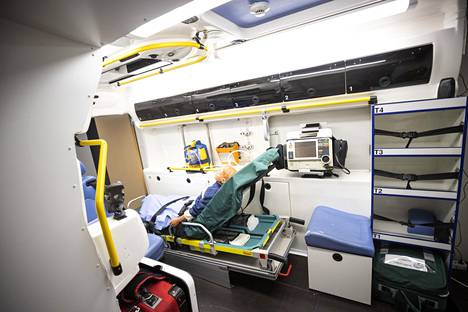 Simulaatiokeskuksessa on ensihoitajia varten vanhasta ambulanssista koottu ambulanssi.