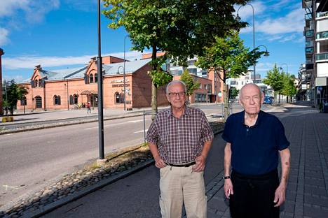Lauri Lahtinen ja Bertil Brynnevik asuvat Tampellassa Juhlatalonkadulla, Viola-kotiyhdistyksen ylläpitämässä ikäihmisten palvelukorttelissa. Alueen sijainti on vanhoille herroille ihanteellinen.
