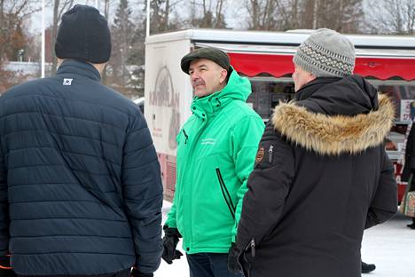Keskustan kansanedustaja Arto Pirttilahti kuunteli herkällä korvalla Mäntän torille häntä tapaamaan tulleita ihmisiä.