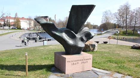 Vesitie-patsas Lepänkorvan puistossa, paljastettu 1969.