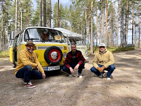Jani Oikarinen (vasemmalla), Kimmo Hämäläinen ja Rami Aaltonen ovat kaikki sitä mieltä, että volkkaribussin ratissa tulee aina lomafiilis. Ajatukset nollaantuvat välittömästi, kun moottori käynnistyy. 
