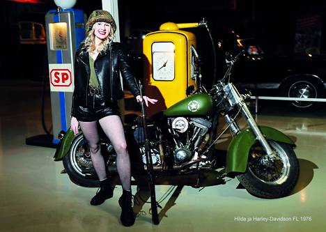 Hilda on kuvassa vuoden 1976 Harley-Davidson FL:n kanssa.