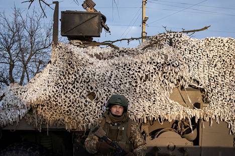Kevään myötä sulava maa vaikeuttaa pian taistelupanssarivaunujen liikkumista Ukrainassa. Sotilasprofessori arvioi, että taistelut voivat muuttua enemmän ohjusten käytöksi. Ukrainalaissotilas asettui kuvattavaksi lähellä Bahmutin kaupunkia 16. helmikuuta.