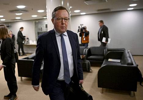 Elinkeinoministeri Mika Lintilä (kesk.) saapui puolueiden parlamentaariseen kokoukseen sähkön hintakatosta Helsingissä maanantaina.