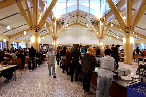 Palveluliikelaitos tuottaa Porin kaupungin ateria- ja puhtauspalveluita. Arkistokuva Cygnaeuksen ruokalasta. 