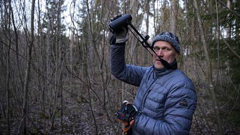 Biologi ja luontokartoittaja Kari Korte vei Aamulehden kierrokselle Kaupinlaakson luontoon iltahämärän aikaan, kun alueen nykyiset asukkaat lähtevät liikkeelle.