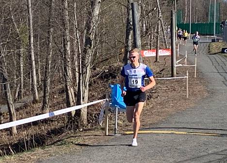 Jyväskylän Kenttäurheilijoiden Eemil Helander voittaa ensimmäisen miesten Suomen mestaruutensa, kun hän karkasi puolimatkassa muilta SM-maastojuoksun 4 kilometrillä Nakkilassa