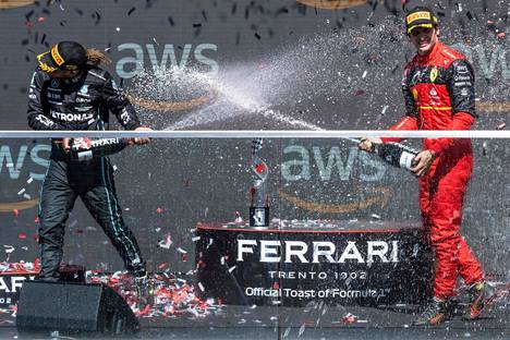 Mercedeksen Lewis Hamilton (vasemmalla) ja Ferrarin Carlos Sainz juhlivat palkintokorokkeella Kanadan gp:n päätteeksi.