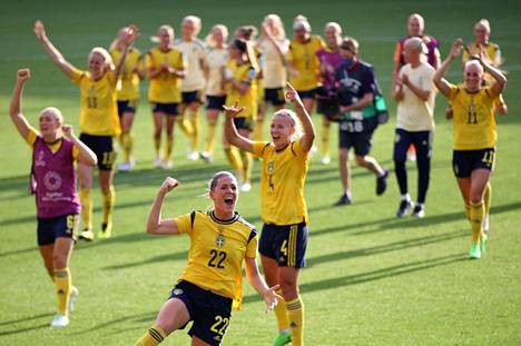 Ruotsin joukkue juhli jatkopaikkaa jalkapallon EM-kisoissa Portugali-voiton jälkeen.