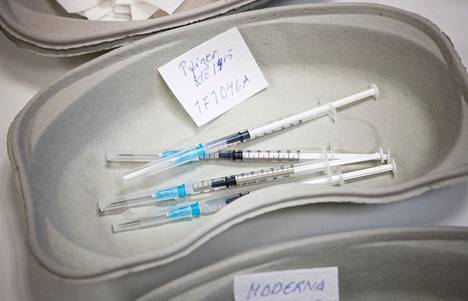Pfizerin rokotteita kuvattiin Hatanpään walk in -rokotuspaikalla heinäkuussa 2022.