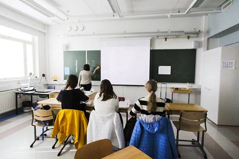 Nokianvirran koululla järjestetään tällä hetkellä valmistavaa opetusta kolmelle ukrainalaiselle nuorelle (kuvassa). Nyt suunnitellaan, että koululla aloittaisi syksyllä kokonainen maahanmuuttajataustaisten nuorten valmistavan opetuksen luokka.