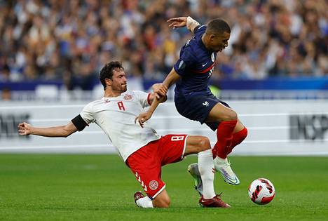 Jalkapallon hallitseva maailmanmestari Ranska kohtasi Tanskan kansojen liigan ottelussa perjantaina. Tanskan Thomas Delaney pyrkii estämään, mutta Ranskan Kylian Mbappé on kiinni pallossa.