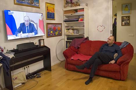 Moskovalainen Aleksandr Loi katsoo Pervyi kanalin Vremja-uutislähetystä joka ilta pitkän työpäivän jälkeen. ”Kyse on perinteestä”, hän sanoo.