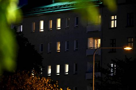 Tuoreen kyselyn mukaan moni suomalainen on huolissaan sähkön hinnannoususta. Lisäksi moni kertoo jo jollain tapaa säästäneensä energiaa. Pimenevää iltaa kuvattiin 7. syyskuuta Helsingissä. 