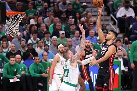 Miami Heatin Omer Yurtseven heittämässä palloa Boston Celticsin Daniel Theisin ylitse.