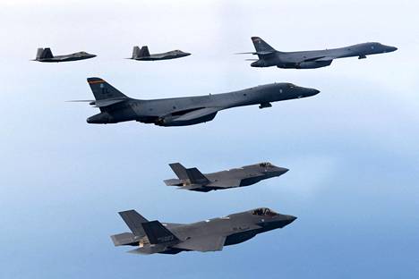 Yhdysvaltalaista ja eteläkorealaista hävittäjälentokoneita Keltaisenmeren yllä kuvattuna 1. helmikuuta.