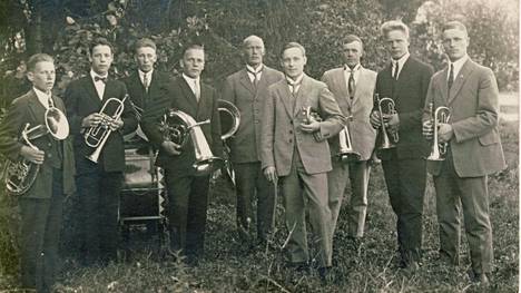 Ensimmäinen virallinen valokuva Harjavallan soittokunnasta on vuodelta 1925. Kuvassa neljäntenä oikealta on soittokunnan silloinen johtaja Aku Lahti. Toisena oikealta on soittokuntaa lähes 60 vuotta johtanut Eero Ollila.