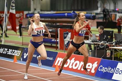 Viivi Lehikoinen ja Aino Pulkkinen kävivät tiukan kamppailun naisten 400 metrin voitosta.