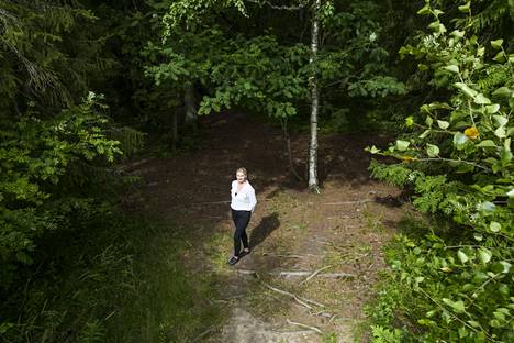 Ylöjärveläinen Sanni Nevalainen on huolissaan Vuorentaustassa sijaitsevan vanhan metsän tulevaisuudesta. Noin 14 hehtaarin metsästä jätettiin maaliskuussa metsänhoitoilmoitus. Asukkaat toivovat, että vanha, noin satavuotias metsä suojeltaisiin ja metsänomistaja saisi tästä korvauksen. 
