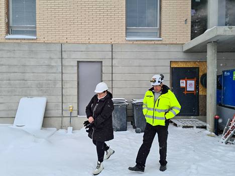 RV-asuntojen toimitusjohtaja Sari Suojanen ja rakennustyömaan vastaava mestari Harri Kuusola valmistelivat asunnosta kiinnostuneiden tutustumispäivää.