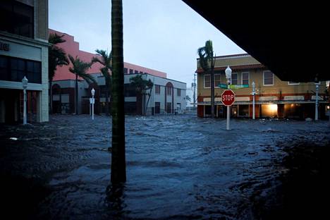 Katu lainehti Fort Myersissä Floridassa 28. syyskuuta, kun hurrikaani Ian rantautui Kuubasta Yhdysvaltoihin.