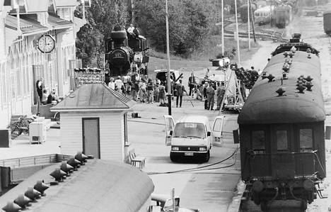 Vuonna 1994 valmistuneesta Kaikki pelissä -elokuvasta kuvattiin iso osa Haapamäen rautatieasemalla, joka elokuvassa oli muuttunut Hakamäeksi. 