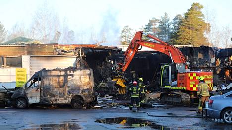 Pienteollisuushallissa Tampereen Ruskossa syttyi tiistain ja keskiviikon välisenä yönä tulipalo.