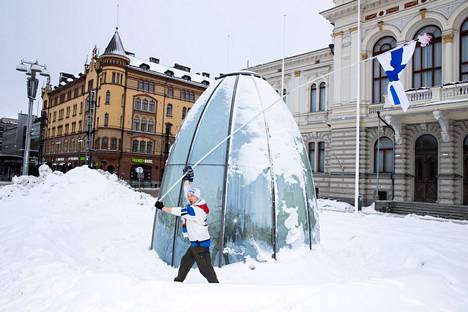 Kupu suojaa patsasta lumelta ja jäältä talvisin. Näin oli esimerkiksi viime helmikuussa, kun Keskustorilla juhlittiin Leijonien olympiakultaa. 