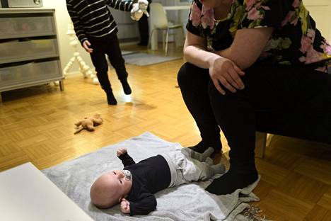 Äiti, vauva ja neljävuotias poika kotonaan Vantaalla 28. marraskuuta 2018.