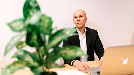 Professori Mika Rämet palkittiin maanantaina Tampereen yliopiston avajaisissa. Valokuva on otettu marraskuussa 2020.