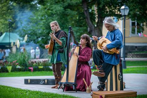 Härkätien Leikarit esittivät Kirkkopuistossa keskiaikaista musiikkia.