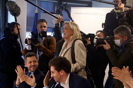 Marine Le Pen (kuvassa keskellä) haastaa jälleen Ranskan presidentinvaalien toisella kierroksella istuvan presidentin Emmanuel Macronin.