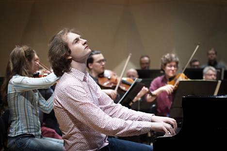 Piotr Pawlak harjoitteli Schumannin pianokonserttoa Pori Sinfoniettan kanssa Promenadisalissa keskiviikkona.