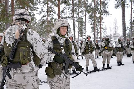 Varsinais-Suomen huoltopataljoonan 2. huoltokomppanian alokkaat valmistautuvat taisteluharjoitukseen Niinisalossa keskiviikkona. Pasi Tamminen keskittyy.