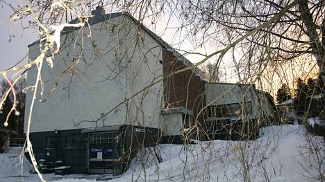 Kuvanäyttämön rakennus sijaitsee Pitäjäntuvantiellä Keuruun keskustassa.