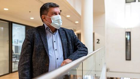 Tampereen yliopistollisen sairaalan johtajaylilääkäri Juhani Sand toivoo, että kevään ja kesän aikana Pirkanmaan koronatilanteessa nähtäisiin rauhallisempi vaihe. Siihen, että korona loppuisi jo lähikuukausina, hän ei usko. Sand kuvattiin heinäkuussa 2021. 