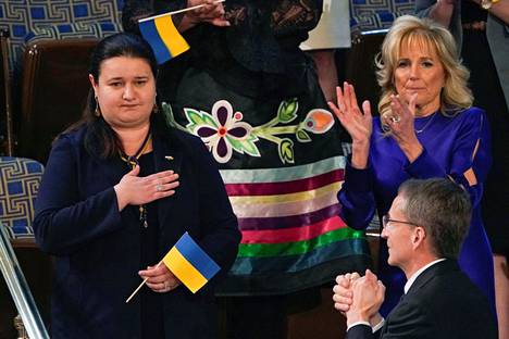 Ukrainan Yhdysvaltain-suurlähettiläs Oksana Markarova sai pitkät suosionosoitukset kesken kansakunnan tila -puheen varhain keskiviikkona Suomen aikaa.
