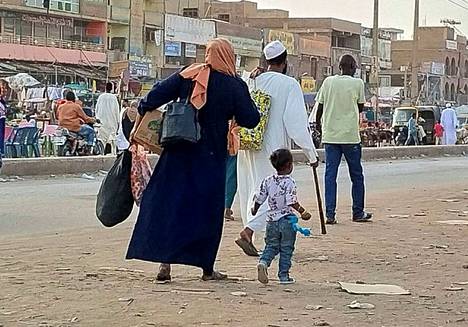 Ihmiset pakenevat Sudanin Khartumista ja Sudanista. Noin 25 000 ihmisen kerrotaan paenneen maan rajojen ulkopuolelle.