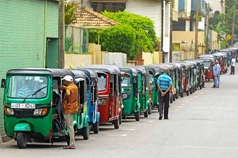 Kuljettajat jonottivat bensaa Colombossa Sri Lankassa 3. heinäkuuta 2022.
